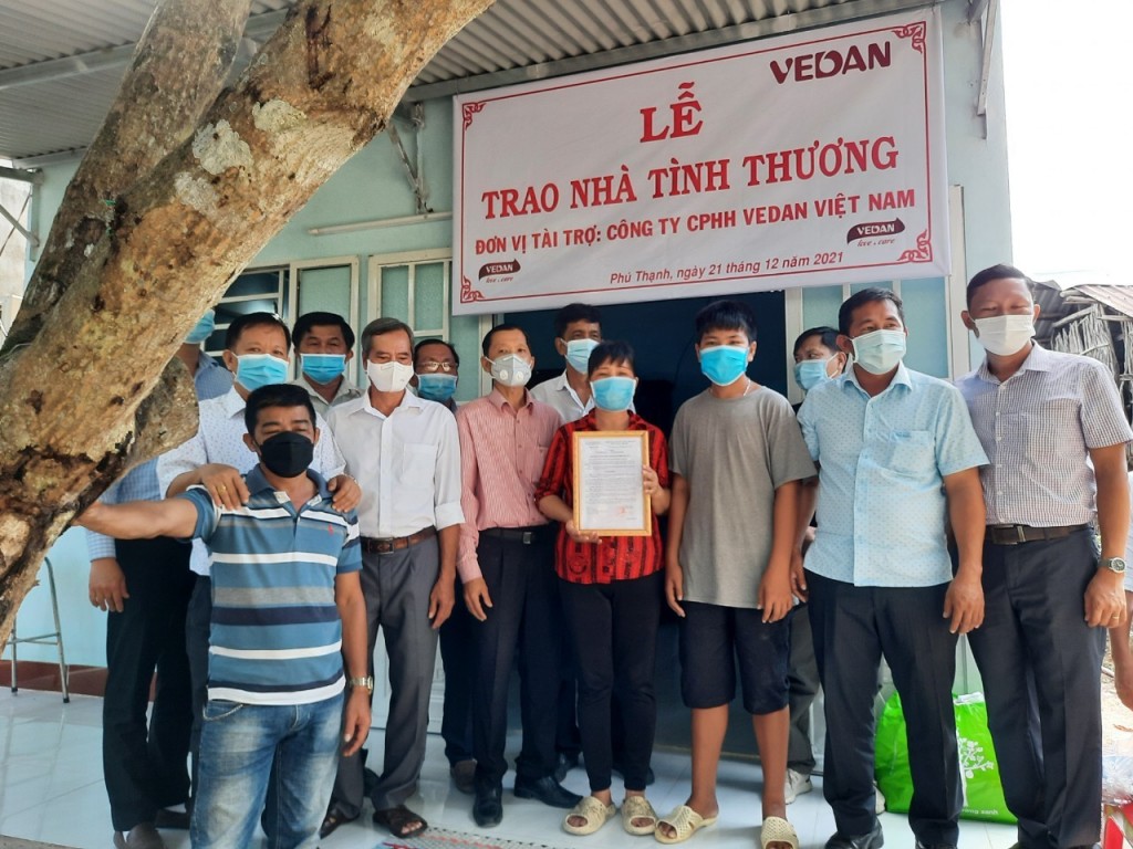 Đại diện các cơ quan cùng các mạnh thường quân bàn giao căn nhà tình thương cho gia đình chị Đoàn Thị Chiết (ngụ tại ấp 2, xã Phú Thạnh)