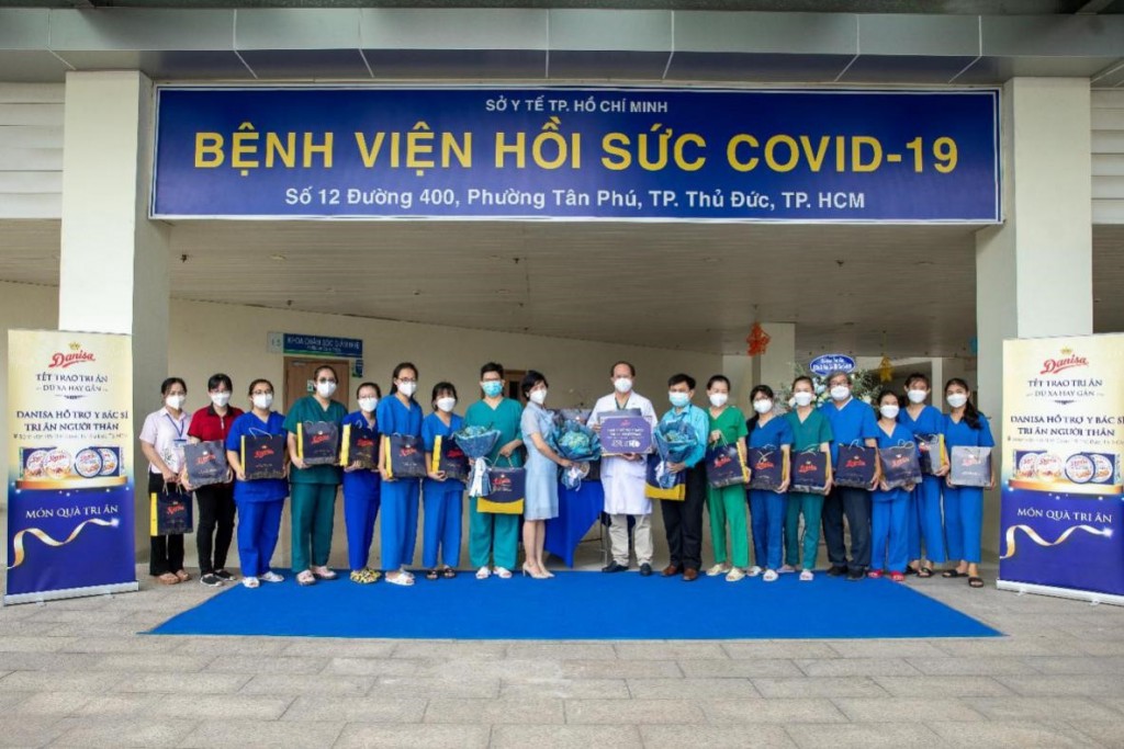 Danisa hỗ trợ đội ngũ y bác sĩ ở Bệnh viện Hồi sức Covid-19 quà tri ân gửi về gia đình dịp Tết này.