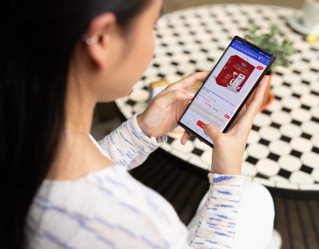 Chỉ cần vài thao tác đơn giản trên app Giấc Mơ Sữa Việt, mọi người đều dễ dàng chọn mua các sản phẩm dinh dưỡng của Vinamilk và gửi tặng cho người thân