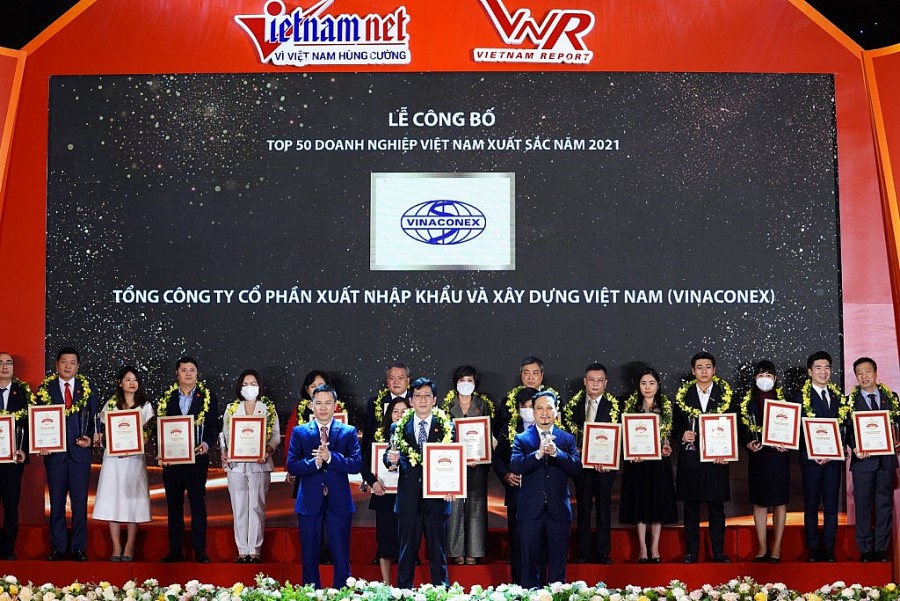 Phó Tổng Giám đốc Tổng Công ty Vinaconex Nguyễn Khắc Hải thay mặt Tổng Công ty đón nhận Chứng nhận TOP 50 doanh nghiệp xuất sắc nhất Việt Nam 2021