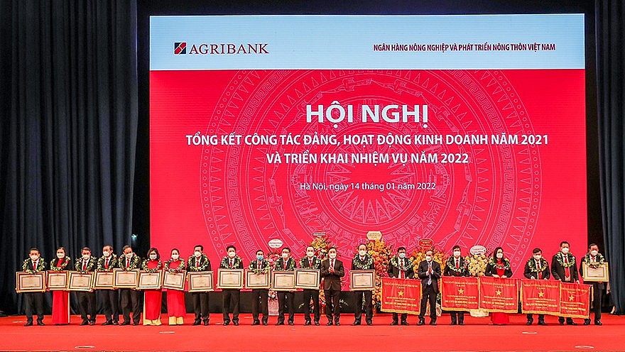 Trao tặng các danh hiệu thi đua cao quý của Nhà nước, Ngân hàng Nhà nước và Agribank cho các tập thể, cá nhân có thành tích xuất sắc