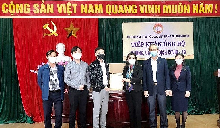 Đồng chí Trưởng ban Dân vận Tỉnh ủy, Chủ tịch Ủy ban MTTQ tỉnh trao Thư cảm ơn Công ty CP TNH 99 Việt Nam