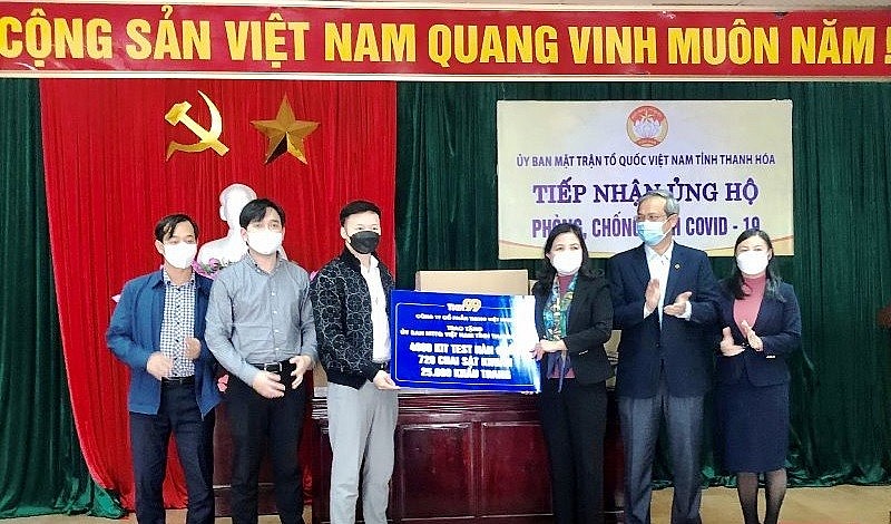 Đồng chí Trưởng ban Dân vận Tỉnh ủy, Chủ tịch Ủy ban MTTQ tỉnh Phạm Thị Thanh Thủy tiếp nhận ủng hộ trang thiết bị vật tư y tế của Công ty CP TNH 99 Việt Nam.