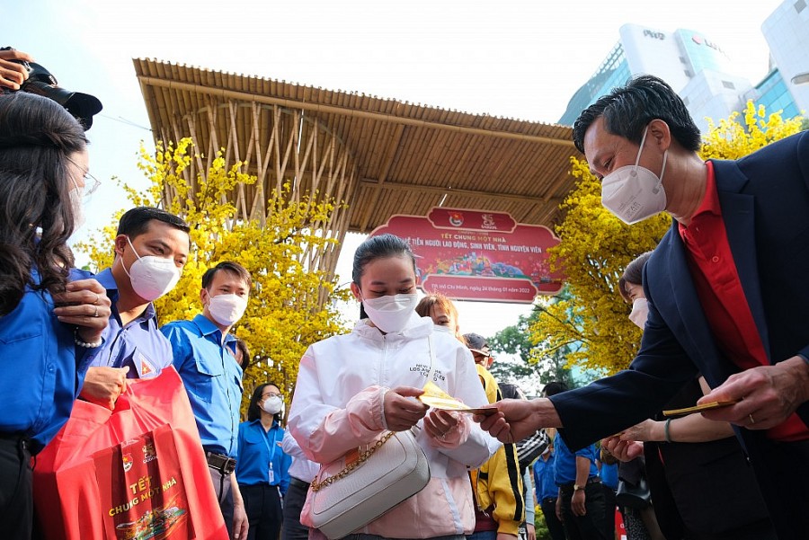 Ông Trần Nguyên Trung Giám đốc Ban Kế toán SABECO trao quà