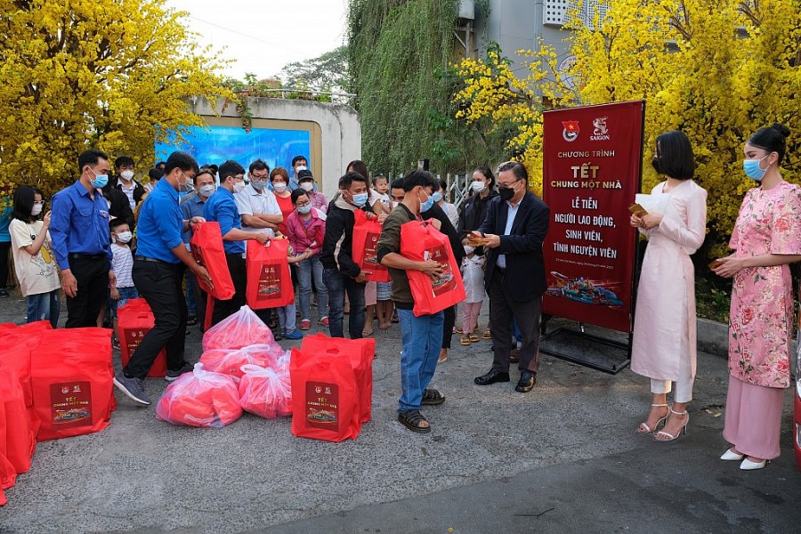 Ông Nguyễn Hoàng Giang Tổng Giám đốc SATRACO Thành viên Ban điều hành SABECO trao quà Tết