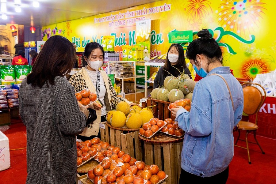 Hội chợ Tết đặc sản địa phương thu hút nhiều người dân tại Vincom Plaza Thái Nguyên và Hà Tĩnh