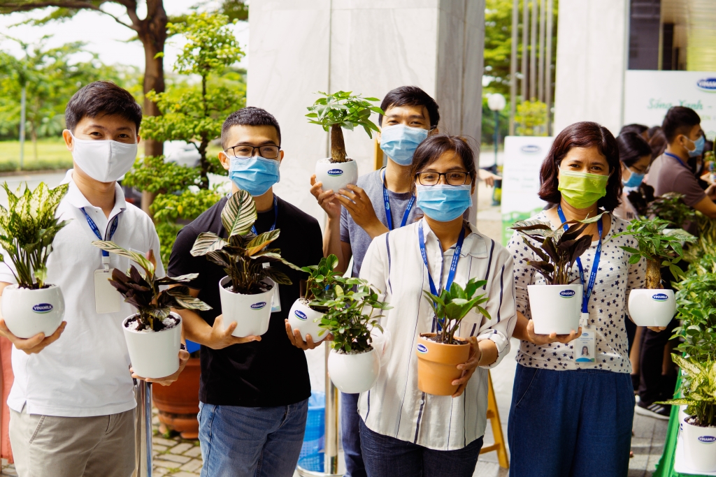 Người Vinamilk tham gia ủng hộ chiến dịch “Triệu cây vươn cao cho Việt Nam xanh”