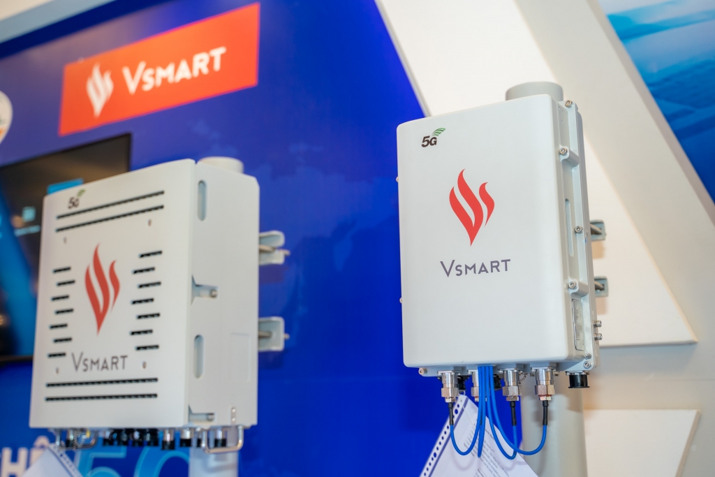 VinSmart trình diễn smartphone 5G Aris tại sự kiện sơ kết công tác thông tin và truyền thông 6 tháng đầu năm 2020 ngày 6/7