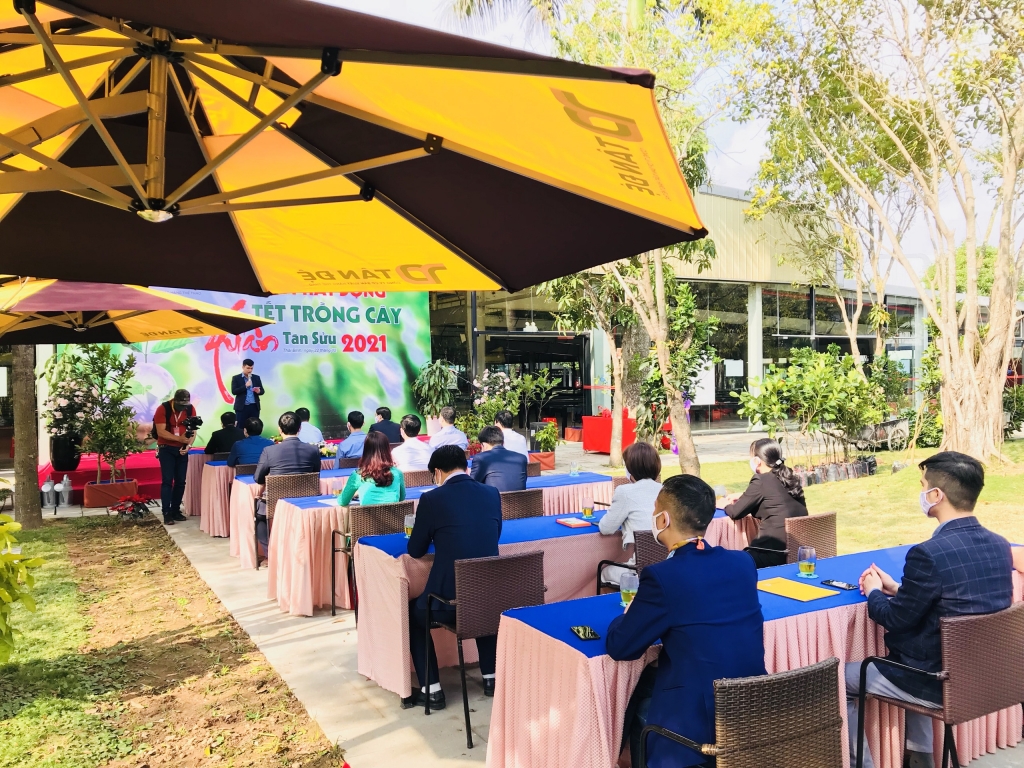 Đồng chí Lê Tuấn Thiên - Bí thư Đảng ủy Công ty Cổ phần Sản xuất hàng Thể thao Tân Đệ phát biểu phát động Tết trồng cây Xuân Tân Sửu 2021 Đồng chí Lê Tuấn Thiên - Bí thư Đảng ủy Công ty Cổ phần Sản xuất hàng Thể thao Tân Đệ phát biểu phát động Tết trồng cây Xuân Tân Sửu 2021