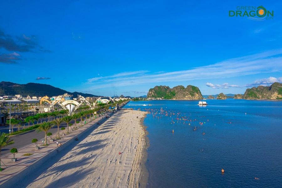 Bãi tắm nhân tạo bên vịnh Bái Tử Long mang đến những trải nghiệm tuyệt vời dành cho du khách