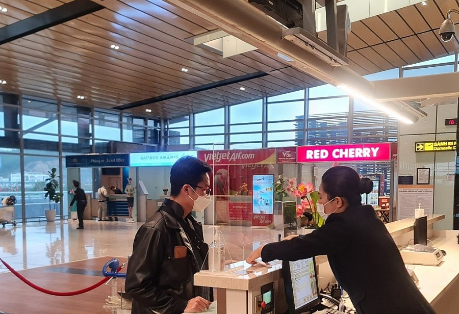 Hành khách làm thủ tục check-in tại Sân bay quốc tế Vân Đồn