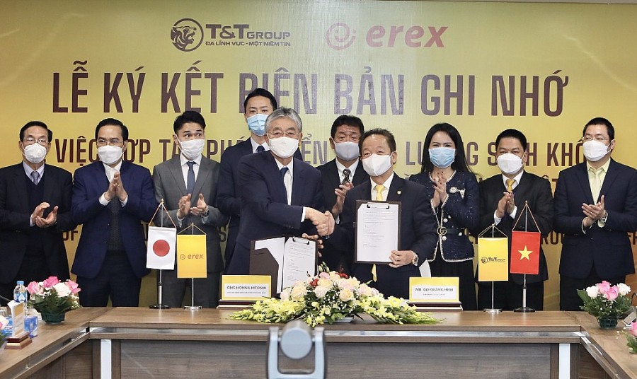 Chủ tịch HĐQT kiêm Tổng Giám đốc Tập đoàn T&T Group Đỗ Quang Hiển và Chủ tịch HĐQT kiêm Tổng Giám đốc Tập đoàn EREX Honna Hitoshi ký biên bản ghi nhớ hợp tác trong lĩnh vực năng lượng sinh khối tại Việt Nam