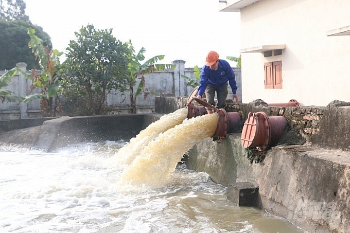 Bơm nước phục vụ đổ ải