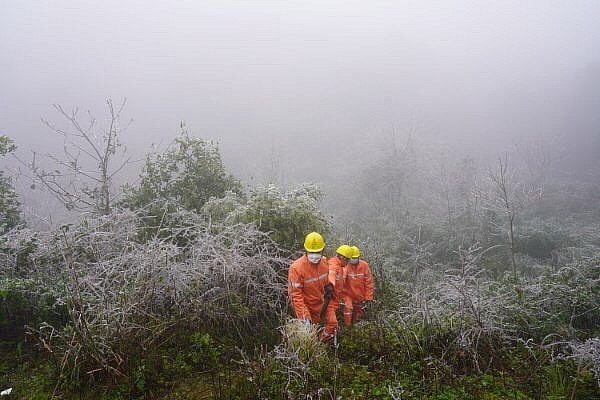 Công nhân Công ty Điện lực Cao Bằng vượt núi đi kiểm tra lưới điện trên đỉnh Phia Oắc (huyện Nguyên Bình)