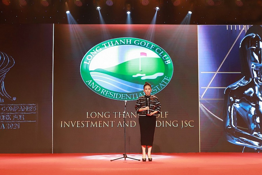 Bà Lê Nữ Thùy Dương - Phó Chủ tịch Hội đồng quản trị Công Ty CP Đầu tư & Kinh doanh Golf Long Thành tại HR Asia Awards.