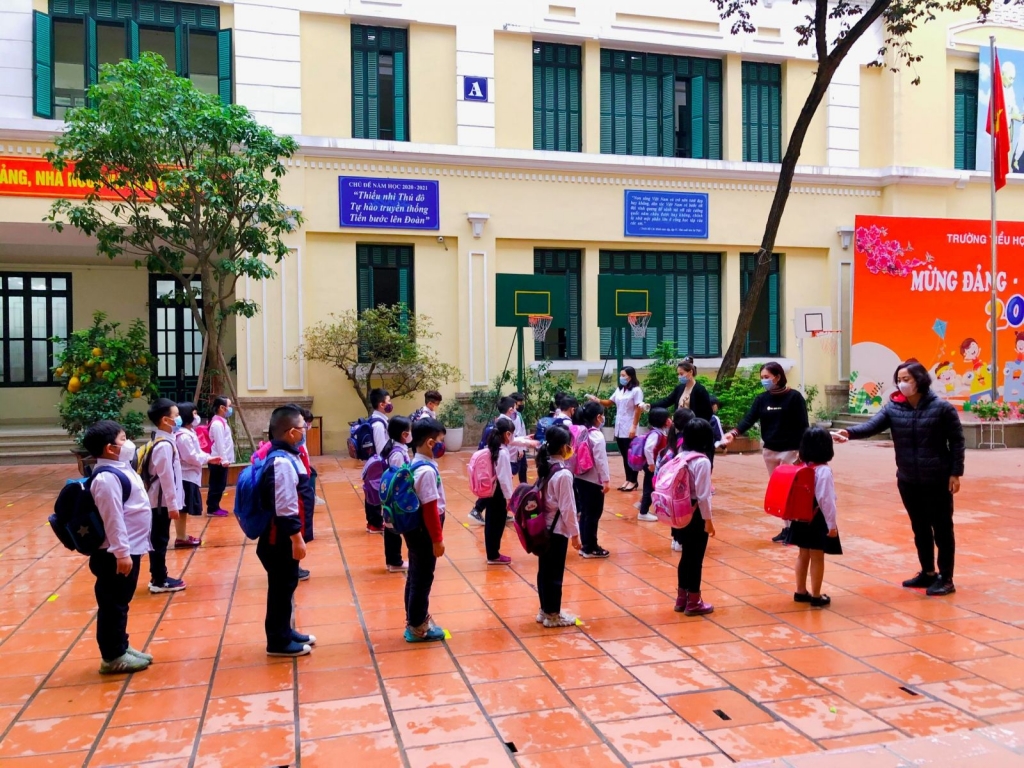 Thầy trò trường Tiểu học Trưng Vương hân hoan trong ngày đi học trở lại