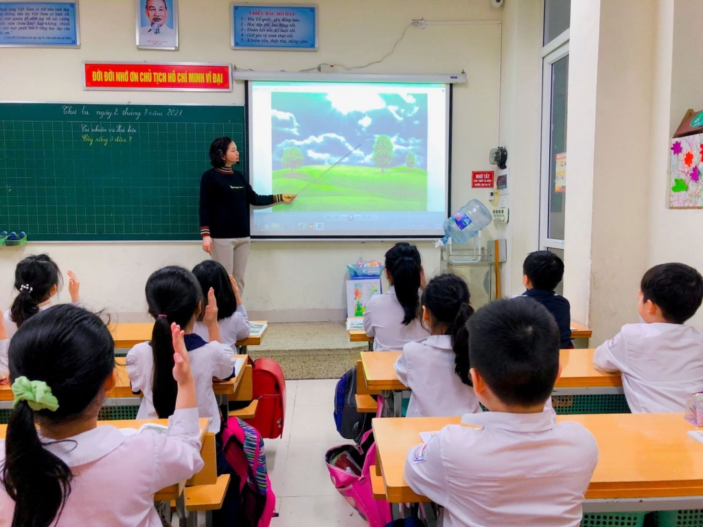 Thầy trò trường Tiểu học Trưng Vương hân hoan trong ngày trở lại