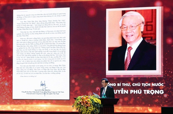 Tổng Biên tập Báo Nhân Dân Thuận Hữu đọc thư chúc mừng của Tổng Bí thư, Chủ tịch nước Nguyễn Phú Trọng.