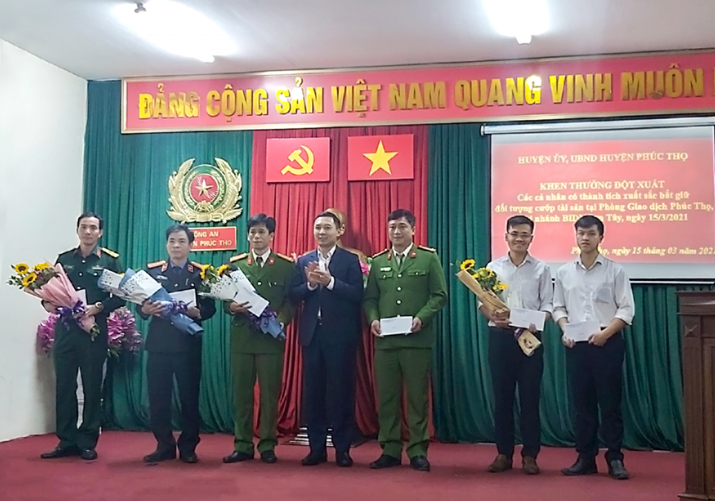 BIDV khen thưởng lực lượng công an, bộ đội và bảo vệ  đã tham gia bắt đối tượng cướp ngân hàng