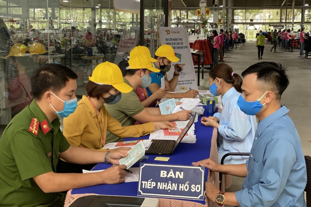 Gần 3.000 người lao động Tân Đệ hoàn thành cấp thẻ căn cước công dân gắn chip