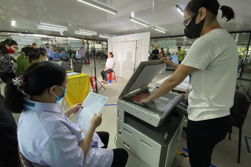 Gần 3.000 người lao động Tân Đệ hoàn thành thủ tục cấp thẻ căn cước công dân gắn chip