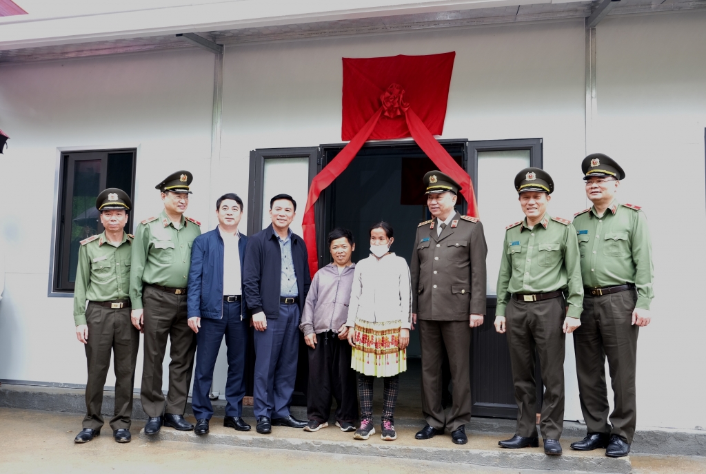 Đại tướng Tô Lâm - Ủy viên Bộ Chính trị, Bộ trưởng Bộ Công (thứ 3 từ phải sang) cùng các Ủy viên BCH Trung ương Đảng: đồng chí Đỗ Trọng Hưng - Bí thư Tỉnh ủy tỉnh Thanh Hóa (thứ 4 từ trái sang); đồng chí Nghiêm Xuân Thành – Bí thư Đảng ủy, Chủ tịch HĐQT Vietcombank (thứ 3 từ trái sang) và các đồng chí lãnh đạo Bộ Công an bàn giao nhà tình nghĩa cho gia đình anh Vàng A Lồng