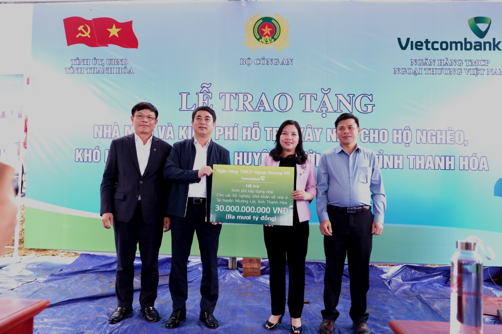 Thay mặt Vietcombank, đồng chí Nghiêm Xuân Thành - Ủy viên BCH Trung ương Đảng, Bí thư Đảng ủy, Chủ tịch HĐQT (thứ 2 từ trái sang) và đồng chí Đào Minh Tuấn – Chủ tịch Công đoàn, Phó Tổng Giám đốc trao 30 tỷ đồng cho đại diện Ủy ban MTTQ tỉnh Thanh Hóa để xây dựng 600 căn nhà cho hộ nghèo khó khăn về nhà ở trên địa bàn huyện Mường Lát