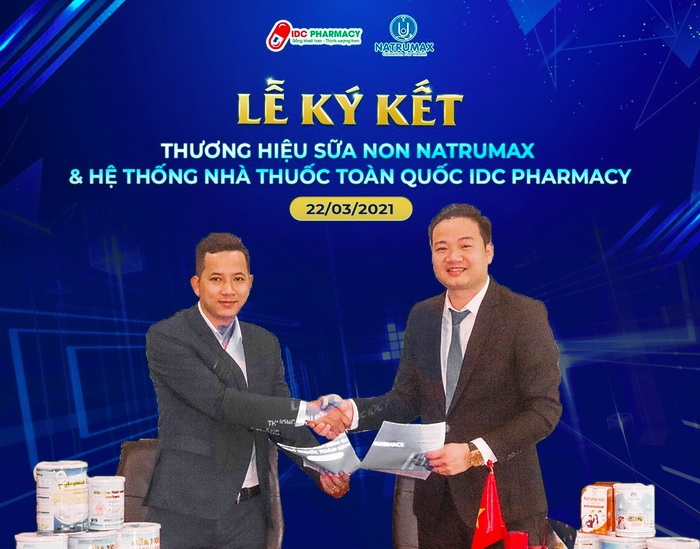 Ông Nguyễn Tất Tùng, CTHĐQT Công ty TNHH XNK Sữa và Dinh dưỡng Quốc Tế Natrumax và ông Lê Tiến Vinh, TGĐ Tập đoàn Dược phẩm IDC tại lễ ký kết và trao đổi hợp tác