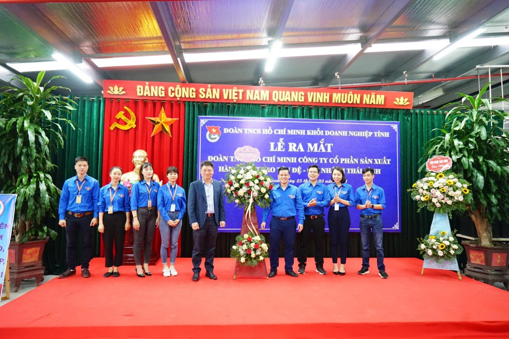 Chủ tịch Hội đồng Quản trị - Tổng Giám đốc Nguyễn Tiến Phương chúc mừng Ban chấp hành khóa đầu