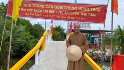 Đại đức Thích Trí Huệ xây dựng cầu đường cho nông dân nghèo