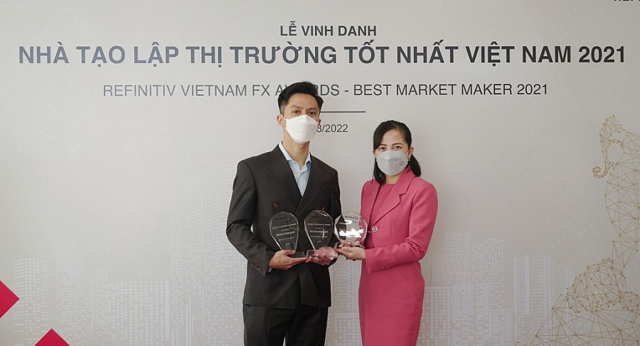 Đại diện lãnh đạo Techcombank nhận giải thưởng