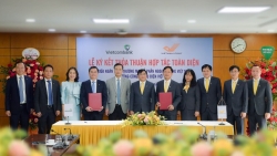 Vietcombank "bắt tay" Vietnam Post hướng đến phát triển bền vững