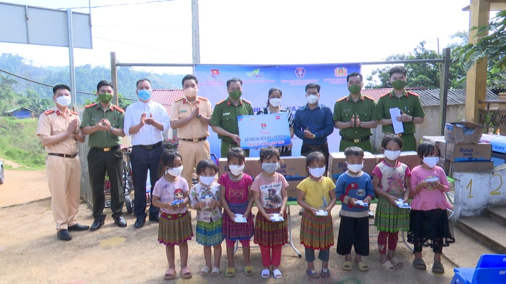 DTN Công an tỉnh tặng 20 thùng Sữa cho các em học ssinh trường mầm non Tân Xuân, xã Tân Xuân, huyện Vân Hồ, tỉnh Sơn La