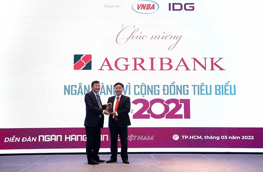 Ông Nguyễn Quốc Hùng (trái) – Tổng Thư ký Hiệp hội Ngân hàng Việt Nam trao tặng Agribank Giải thưởng “Ngân hàng tiêu biểu vì cộng đồng năm 2021”