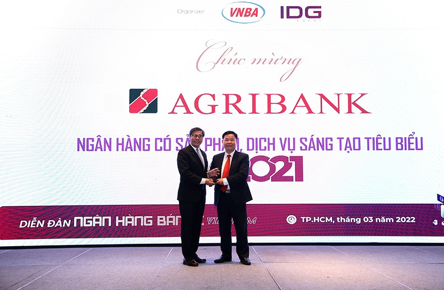 Đại diện Agribank (phải) nhận Giải thưởng “Ngân hàng có sản phẩm, dịch vụ sáng tạo tiêu biểu năm 2021”