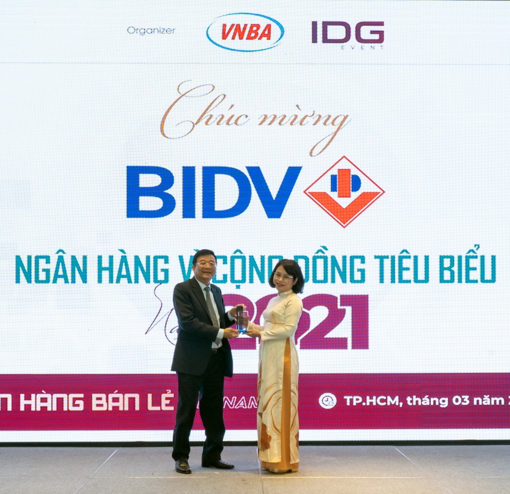 04 Đại diện BIDV nhận giải thưởng Ngân hàng tiêu biểu vì cộng đồng