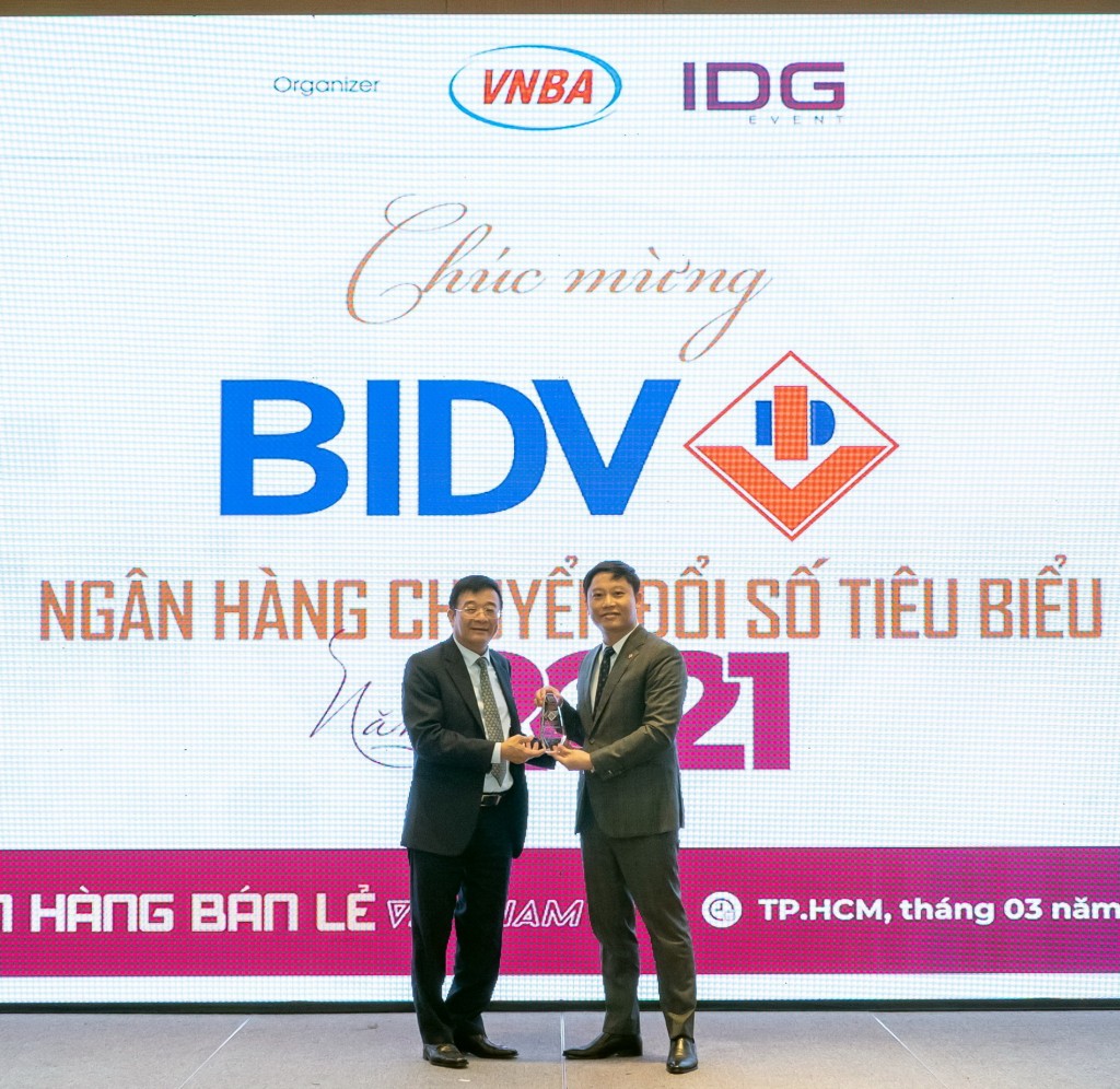 02 Đại diện BIDV nhận giải thưởng Ngân hàng Chuyển đổi số tiêu biểu