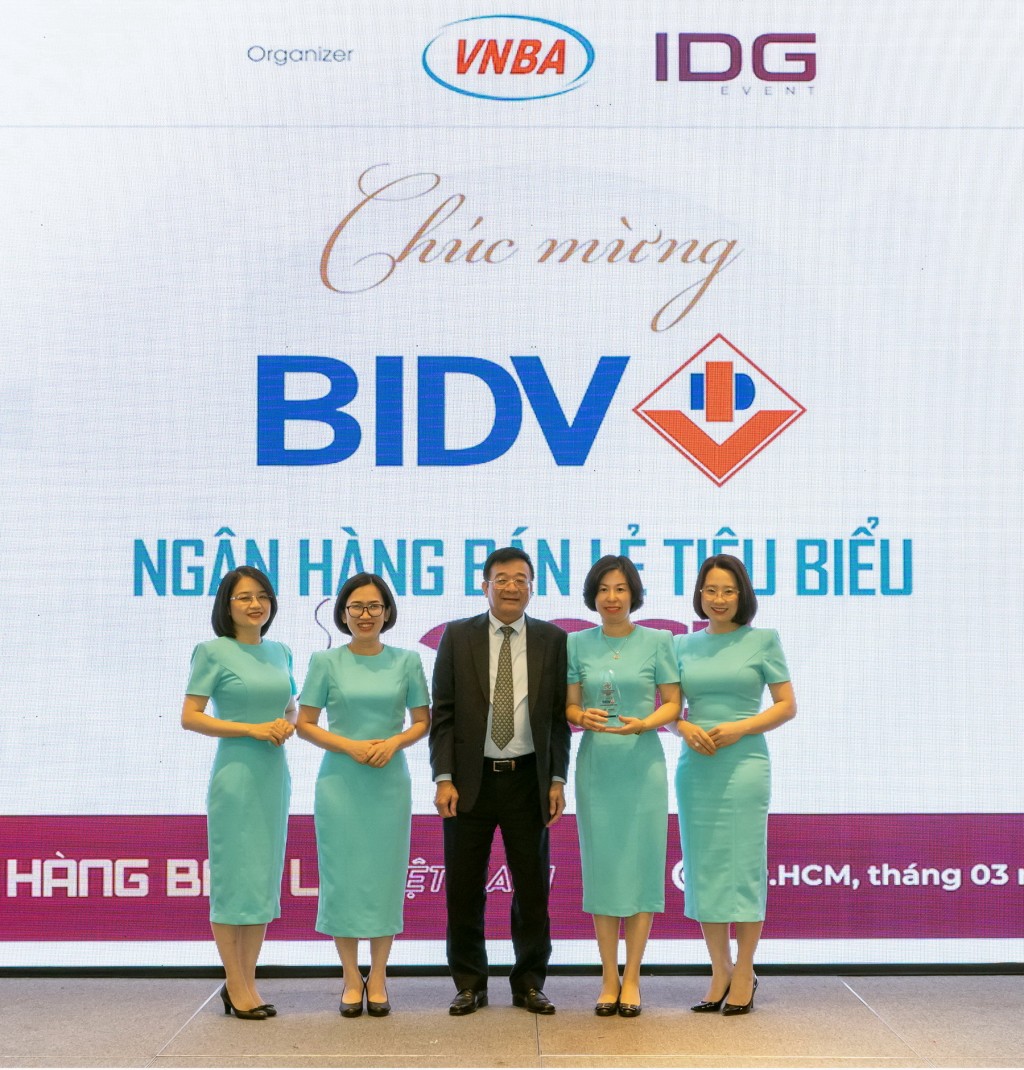 01 Đại diện BIDV nhận giải thưởng Ngân hàng Bán lẻ Tiêu biểu