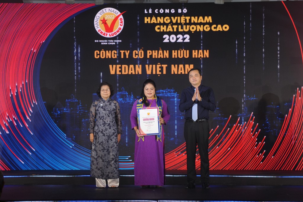 Bà Nguyễn Thu Thủy -Phó giám đốc đối ngoại- đại diện Vedan Việt nam nhận chứng nhận HVNCLC 2022