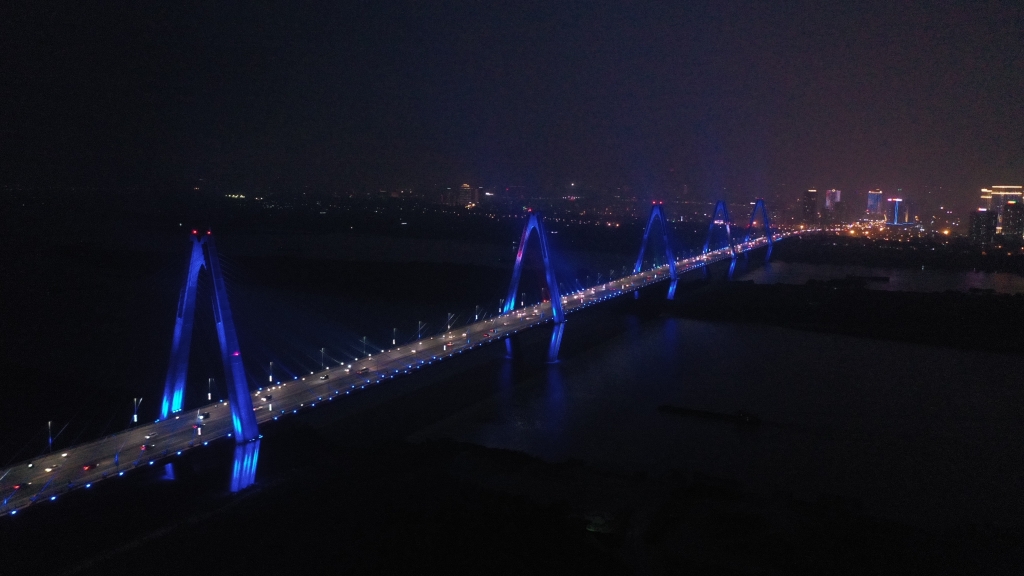 Cầu Nhật Tân rực sáng sắc xanh