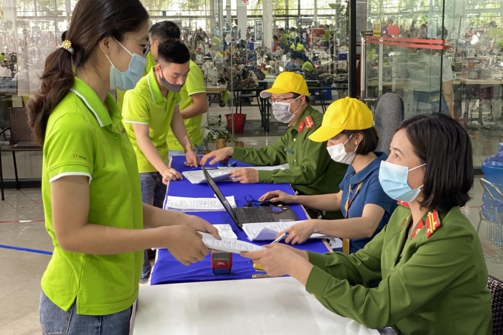 12.500 người lao động làm thủ tục cấp thẻ ngay tại nơi làm việc ở các nhà máy.