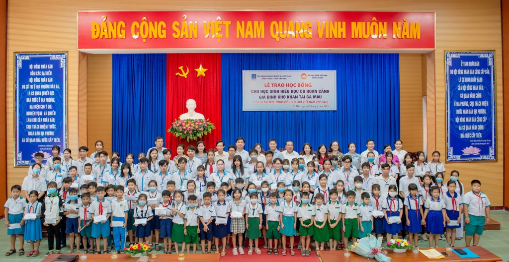 Niềm vui của các em nhỏ vượt khó học giỏi Cà Mau