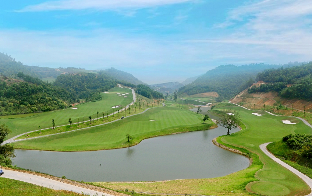 Khung cảnh trong sân golf rộng rãi đến thênh thang với hàng chục hồ nước, những quả đồi thoai thoải cây cối khá xum xuê, các thảm cỏ sân golf xanh mướt, mịn màng, những hố cát trắng tinh khiết, mịn màng đầy cảm xúc.