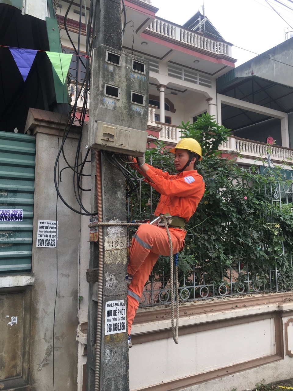 Anh thợ điện “có tâm, có chuyên môn” Nguyễn Đắc Đại - Công nhân Đội quản lý Điện 4 Công ty Điện lực Chương Mỹ