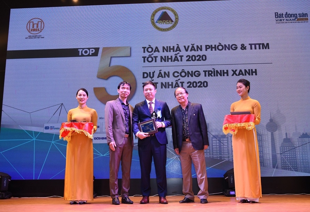 Đại diện Vincom Retail (đứng giữa) nhận giải thưởng tại Lễ Vinh danh thương hiệu BĐS dẫn đầu năm 2020 - 2021