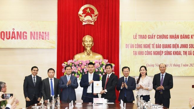 Lãnh đạo tỉnh Quảng Ninh trao giấy chứng nhận đầu tư trị giá 500 triệu USD - Dự án công nghệ tế bào quang điện Jinko Solar PV Việt Nam cho Công ty Jinko Solar Hong Kong