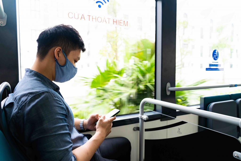 Xe buýt điện của VinBus chinh phục các hành khách trẻ tuổi nhờ hệ thống wifi miễn phí và cổng sạc USB cường độ 1A được bố trí tại mỗi hàng ghế