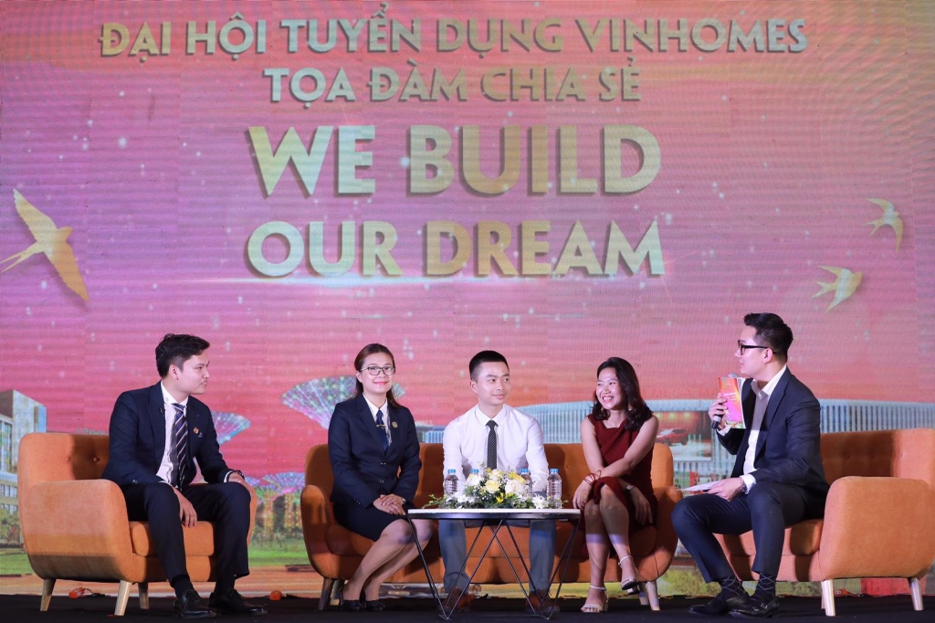 Trong khuôn khổ Đại hội Tuyển dụng, các diễn giả tại hai talkshow “The Legency Builder” và “We build our dream” đã góp mang đến những chia sẻ bổ ích và lý thú, giúp các bạn trẻ hình dung về lộ trình nghề nghiệp từ những “chiến tướng” đã đổi đời nhờ các sản phẩm bất động sản Vinhomes.