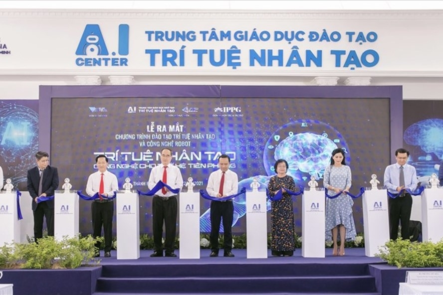 Các đại biểu cắt băng khai trương Chương trình đào tạo trí tuệ nhân tạo và công nghệ Robot.