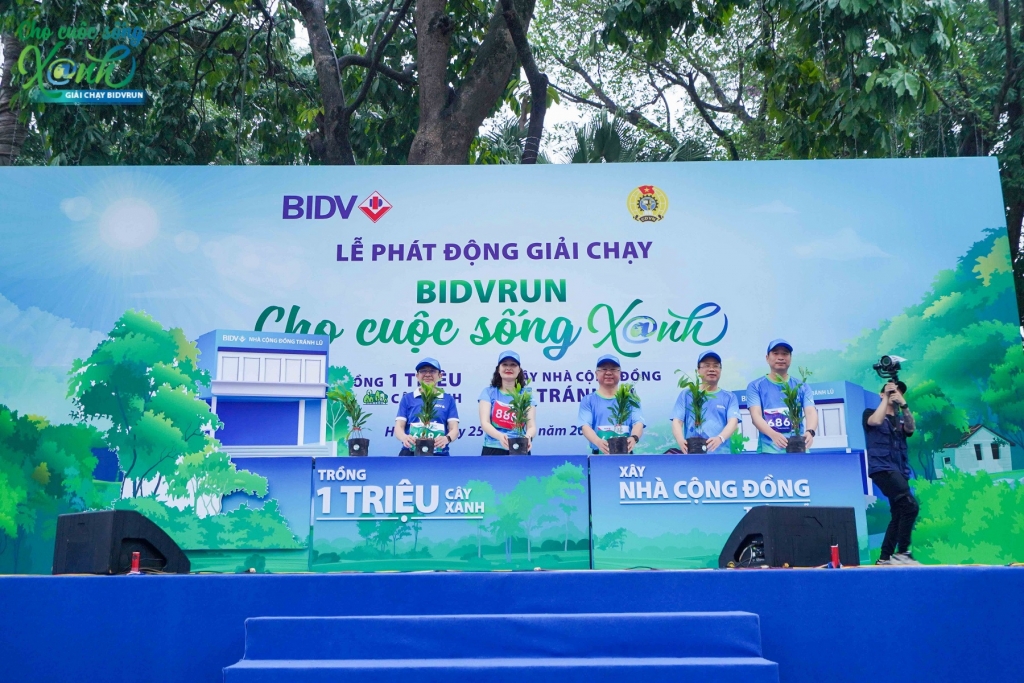 01 Nghi thức phát động chương trình Một triệu cây xanh và xây nhà cộng đồng tránh lũ